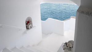 A white staircase leading to a balcony with a view of the sea. - Maison La Minervetta (Sorrento)
