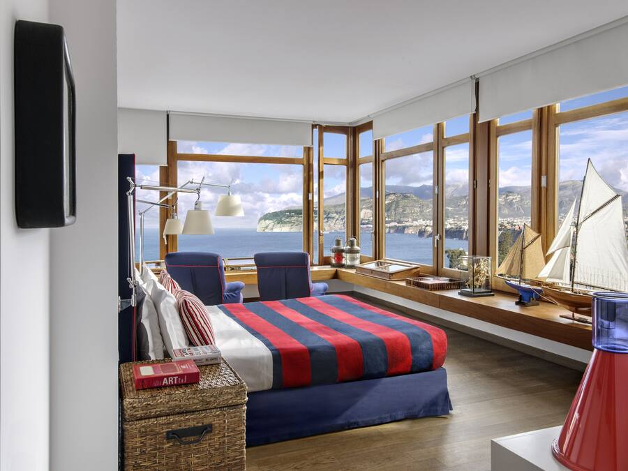 Superior tweepersoonskamer, uitzicht op zee (Corner) | Luxe beddengoed, een minibar, een kluis op de kamer, een bureau