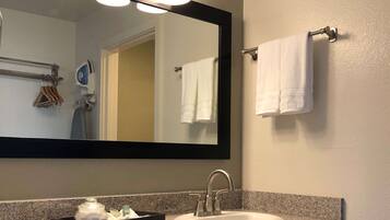 Combined shower/tub, hair dryer, towels