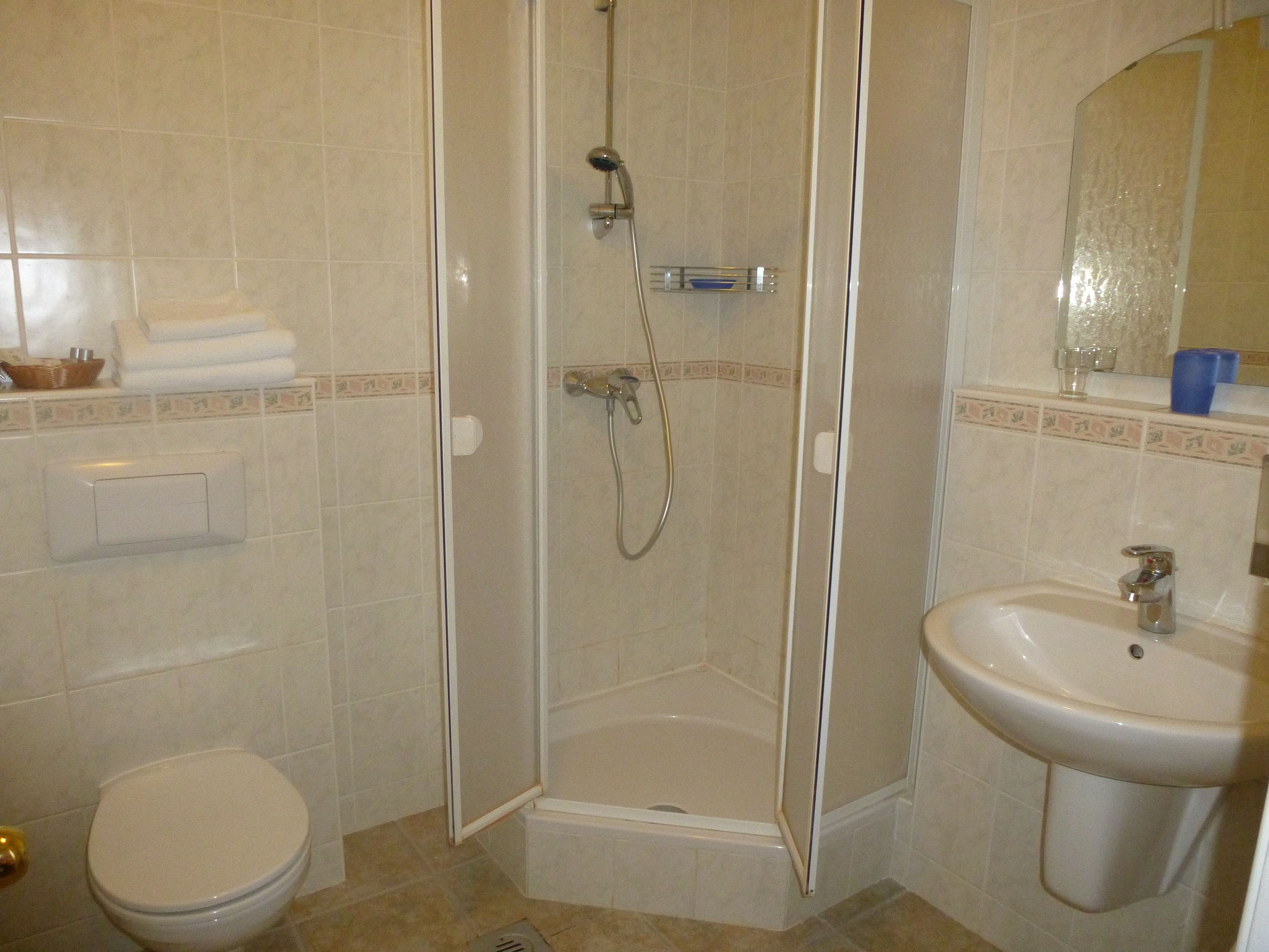shower, hydromassage showerhead, free toiletries, hair dryer