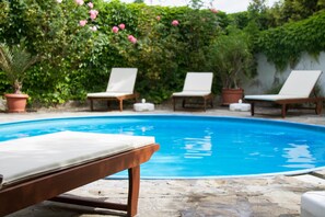 Outdoor pool, pool umbrellas - Albergo Giardino (Balatongyorok)
