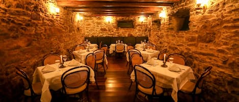 Frokost og middag serveres, lokale og internasjonale retter