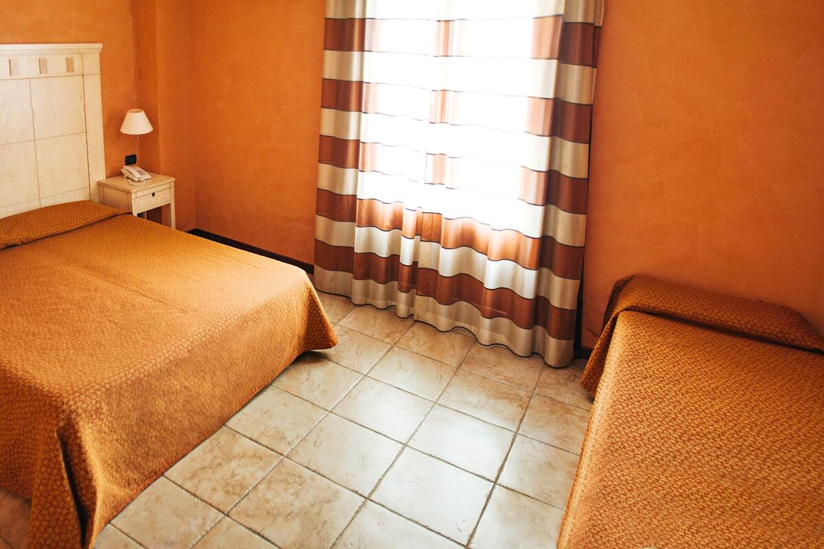 triple room | hypo-allergenic bedding, minibar, in-room safe, desk