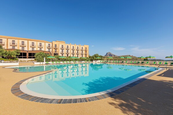 Outdoor pool, free pool cabanas, pool umbrellas