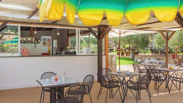 Bar junto a la piscina