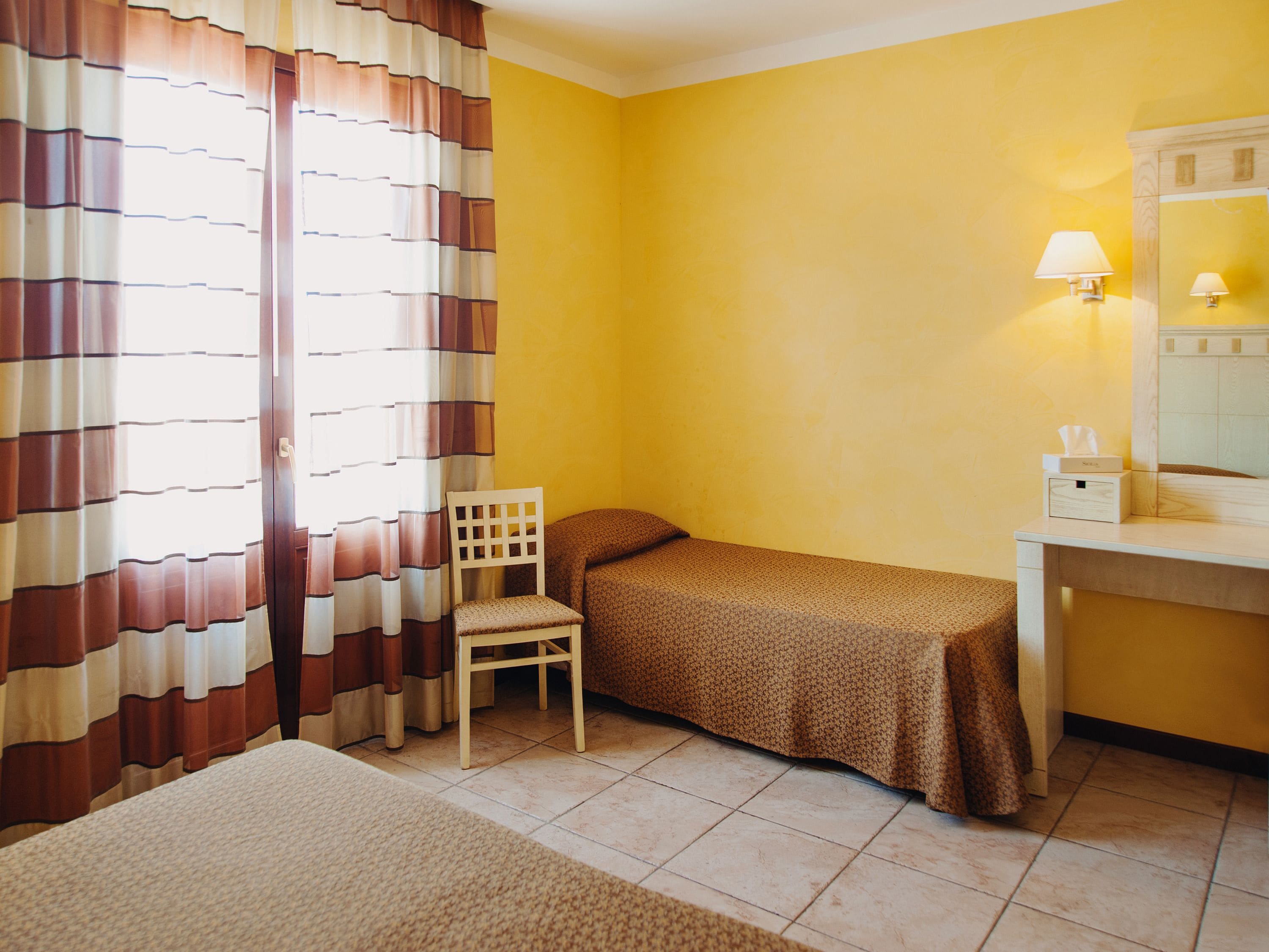 triple room | hypo-allergenic bedding, minibar, in-room safe, desk