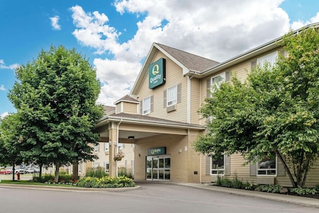 Exterior. Quality Inn Airport
