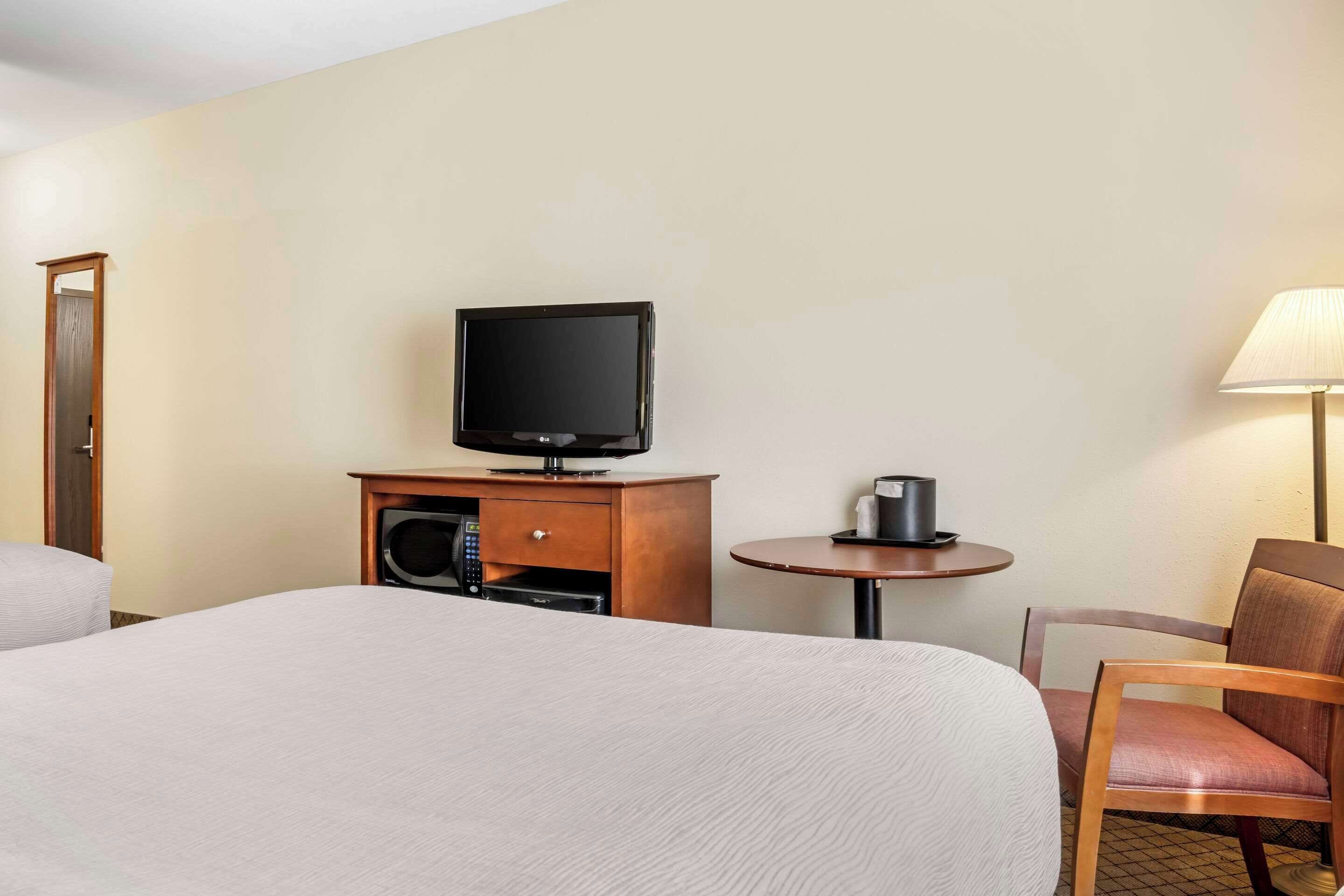 Standard Room, 2 Queen Beds, Non Smoking, Hot Tub | Pillowtop beds, blackout drapes, iron/ironing board