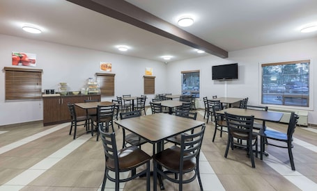 Desayuno buffet incluido todos los días . Quality Inn Airport