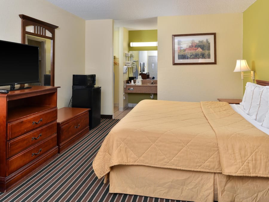 Habitación, 1 cama King size | Escritorio, cortinas blackout, tabla de planchar con plancha y cunas