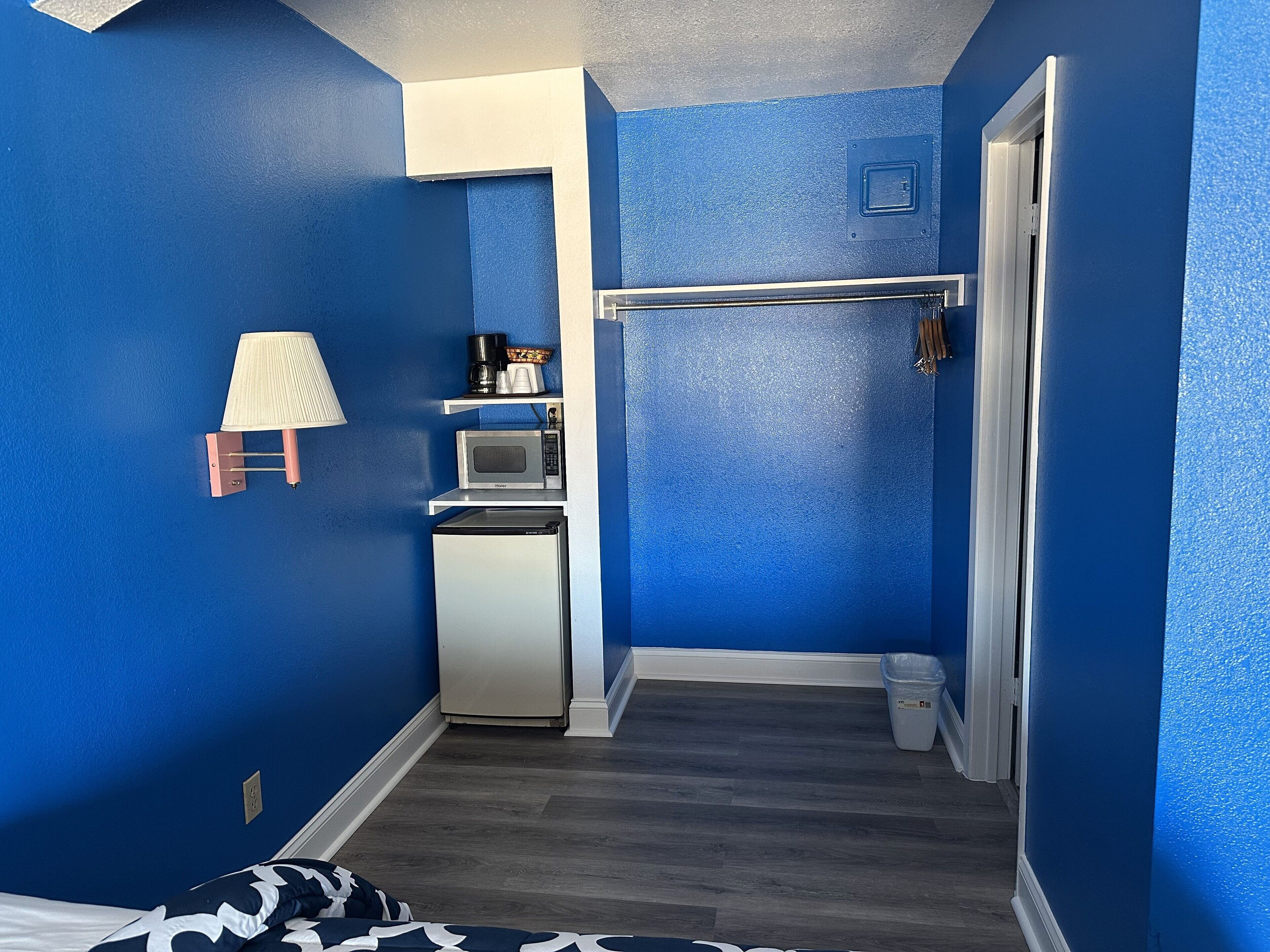 高档床上用品、羽绒被、办公桌、熨斗/熨板