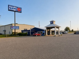 Un estacionamiento con un edificio que indica 'Apollo Lodge & RV Park'.