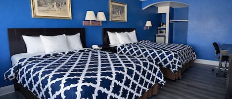 Sengetøy av topp kvalitet, dundyner, skrivebord og strykejern/-brett