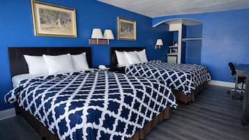 أغطية فراش متميزة وألحفة محشوة بالريش ومكتب ومكواة/لوح كي