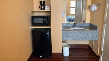 Tina con regadera, secadora de cabello, toallas, jabón