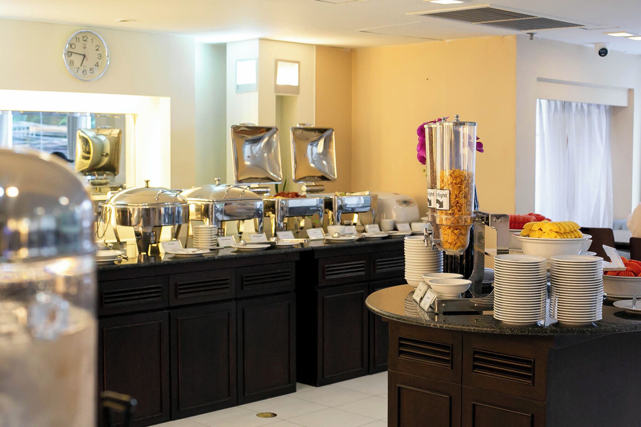 daily continental breakfast (thb 249 per person)