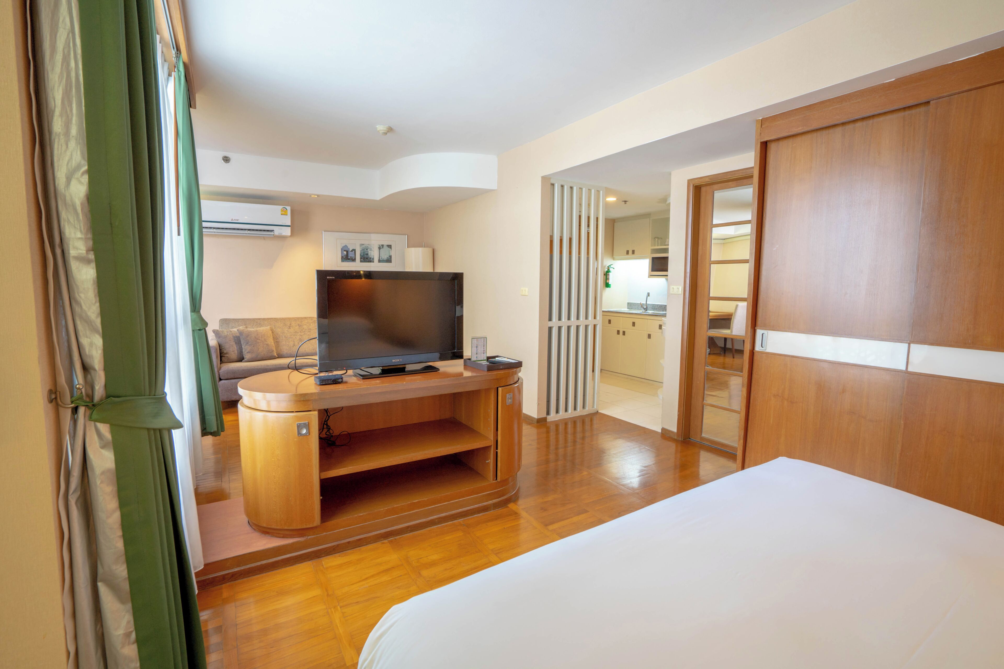 客房內保險箱、書桌、遮光布/窗簾、熨斗/熨衣板