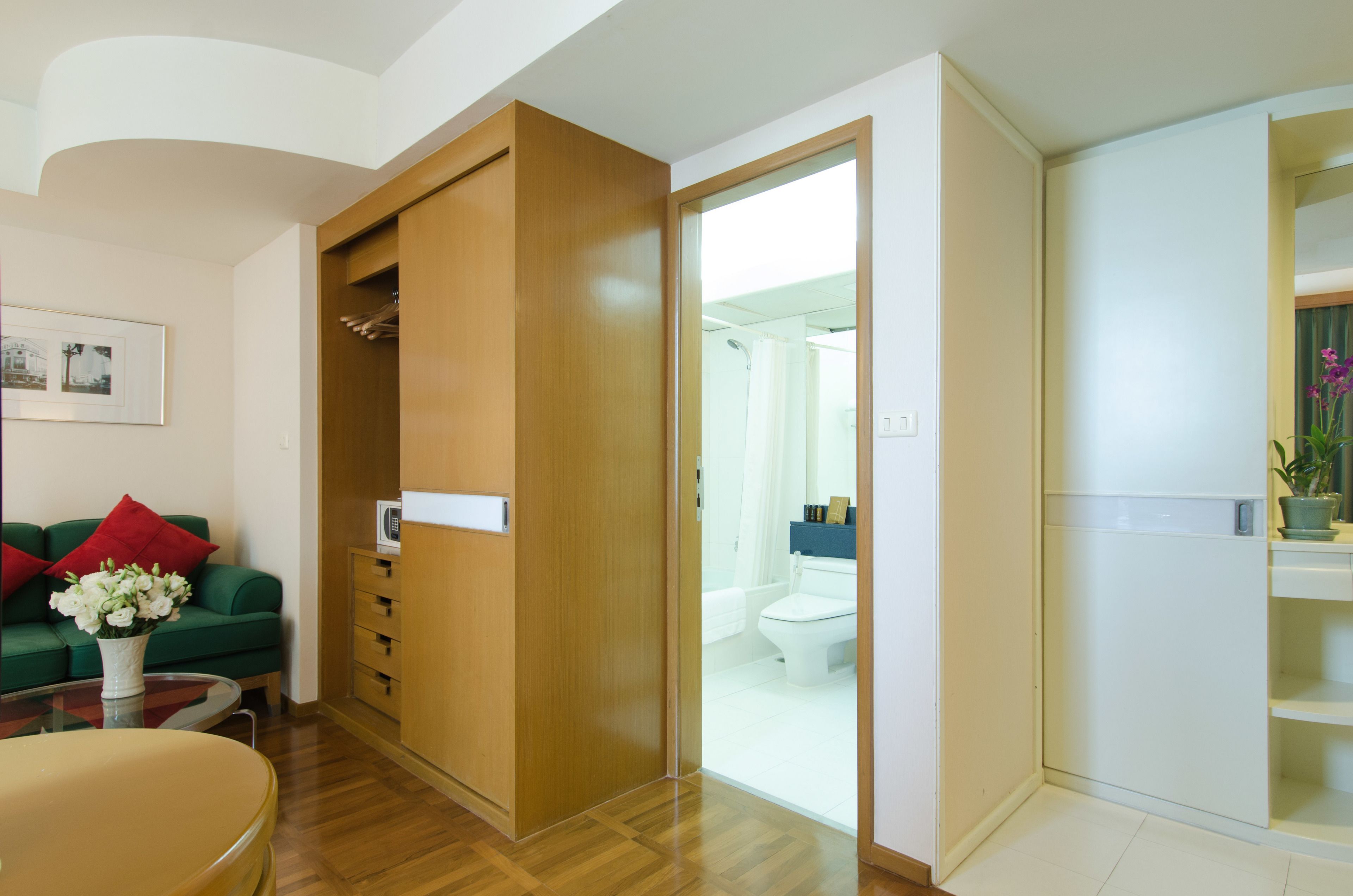 1 bedroom, in-room safe, desk, blackout curtains