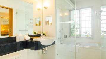 Combined shower/bathtub, free toiletries, hair dryer, bathrobes