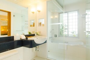 Combined shower/bathtub, free toiletries, hair dryer, bathrobes - At Ease Saladaeng by AETAS (Bangkok)