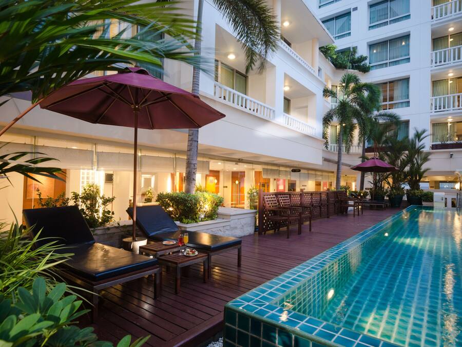 Piscina externa, guarda-sóis, espreguiçadeiras