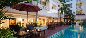 アット イーズ サラデーン バイ エタス