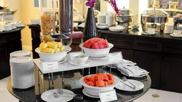 Se ofrece un desayuno continental (249 THB por persona)