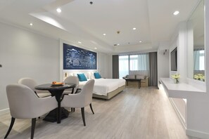 Family Suite River View | Oppholdsområde | En 55-tommers smart-TV med kabel-kanaler