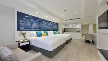 Habitación triple Premier, 2 camas de matrimonio | 2 dormitorios, caja fuerte, escritorio y tabla de planchar con plancha