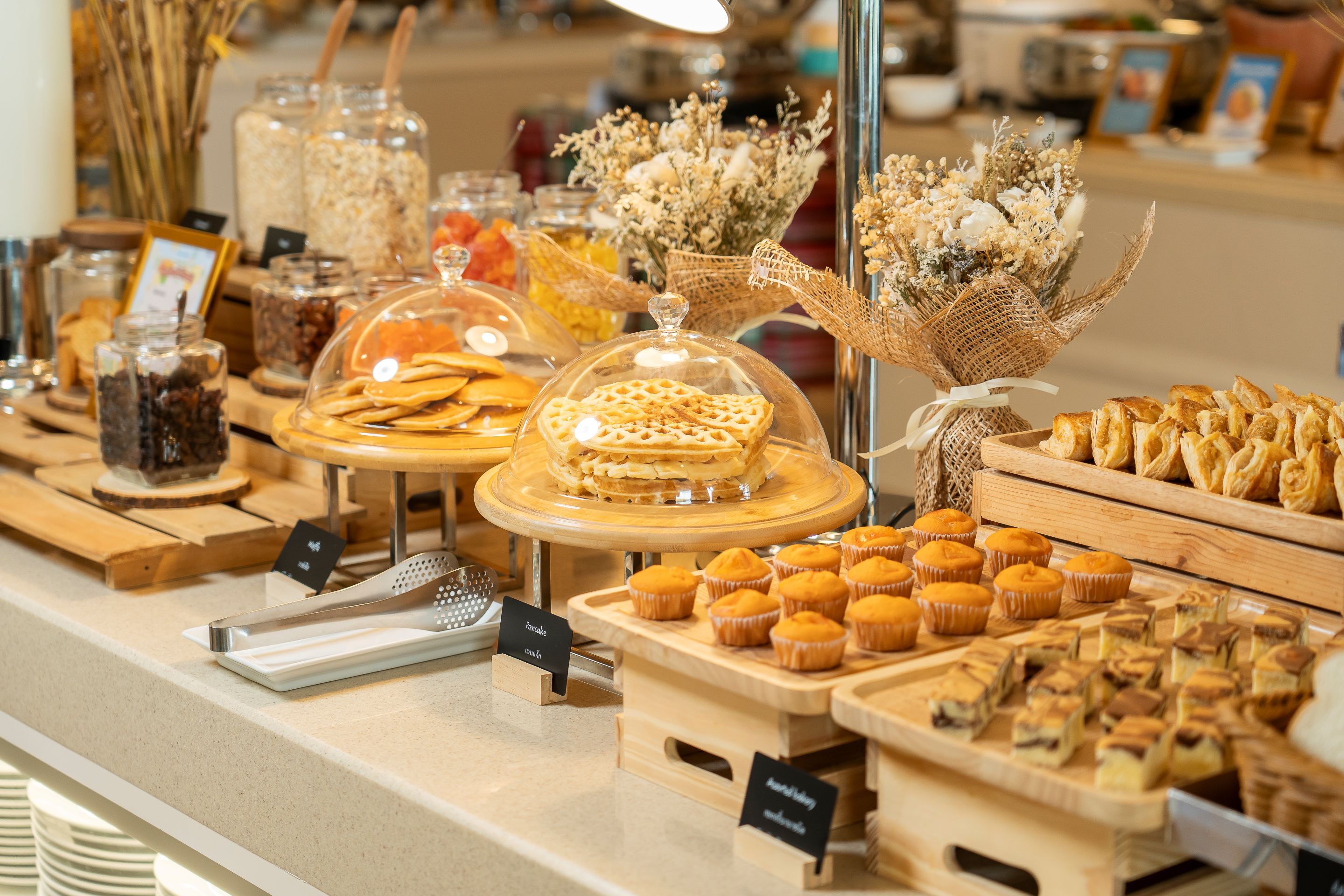 Una vitrina de pastelería con diversos pasteles y postres.