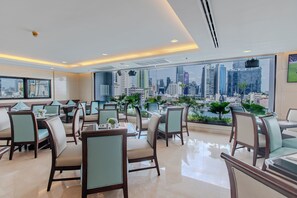 Se sirven desayunos, comidas, cenas y cocina internacional