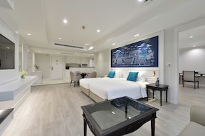 Family Suite for 4 persons  | 거실 공간 | 케이블 채널 시청이 가능한 55인치 스마트 TV