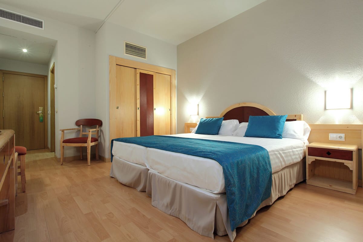 Minibar, in-room safe, desk, iron/ironing board