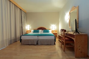 Minibar, Zimmersafe, Schreibtisch, Bügeleisen/Bügelbrett