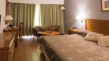 Minibar, cortinas blackout, tabla de planchar con plancha y wifi gratis