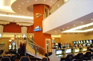 Un casino con máquinas tragamonedas y un letrero que dice 'JUMBO'.