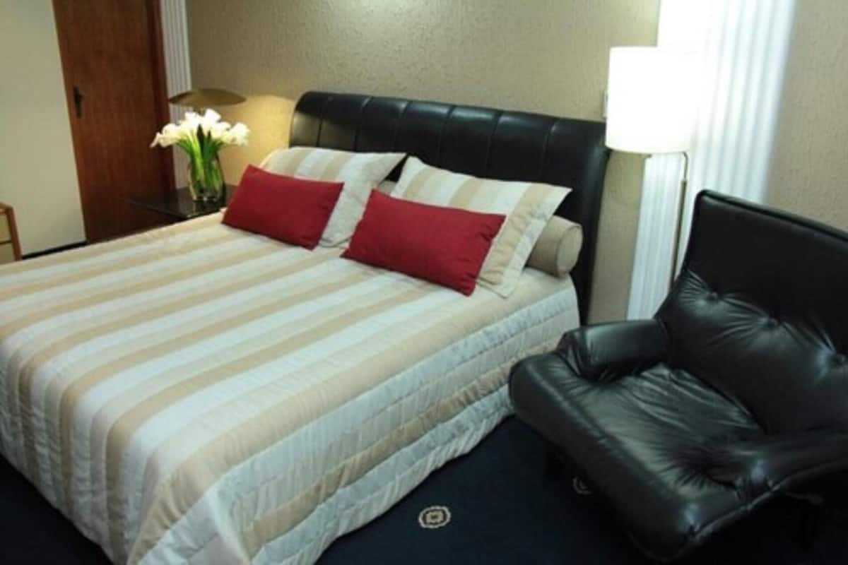 Executive Room | Minibar, in-room safe, desk, free WiFi