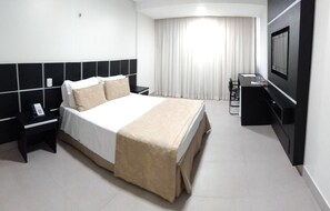 Minibar, in-room safe, desk, free WiFi - Papillon Hotel (Goiania)