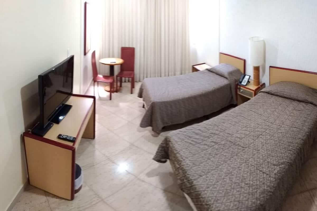 Minibar, coffres-forts dans les chambres, bureau, Wi-Fi gratuit