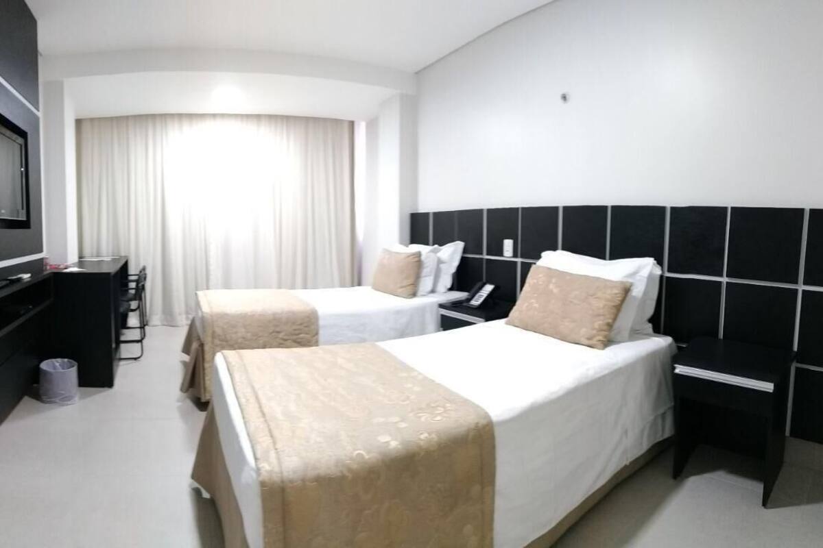 Minibaari, tallelokero huoneessa, työpöytä, ilmainen Wi-Fi