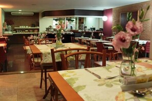 Breakfast and dinner served, Brazilian cuisine - Papillon Hotel (Goiania)
