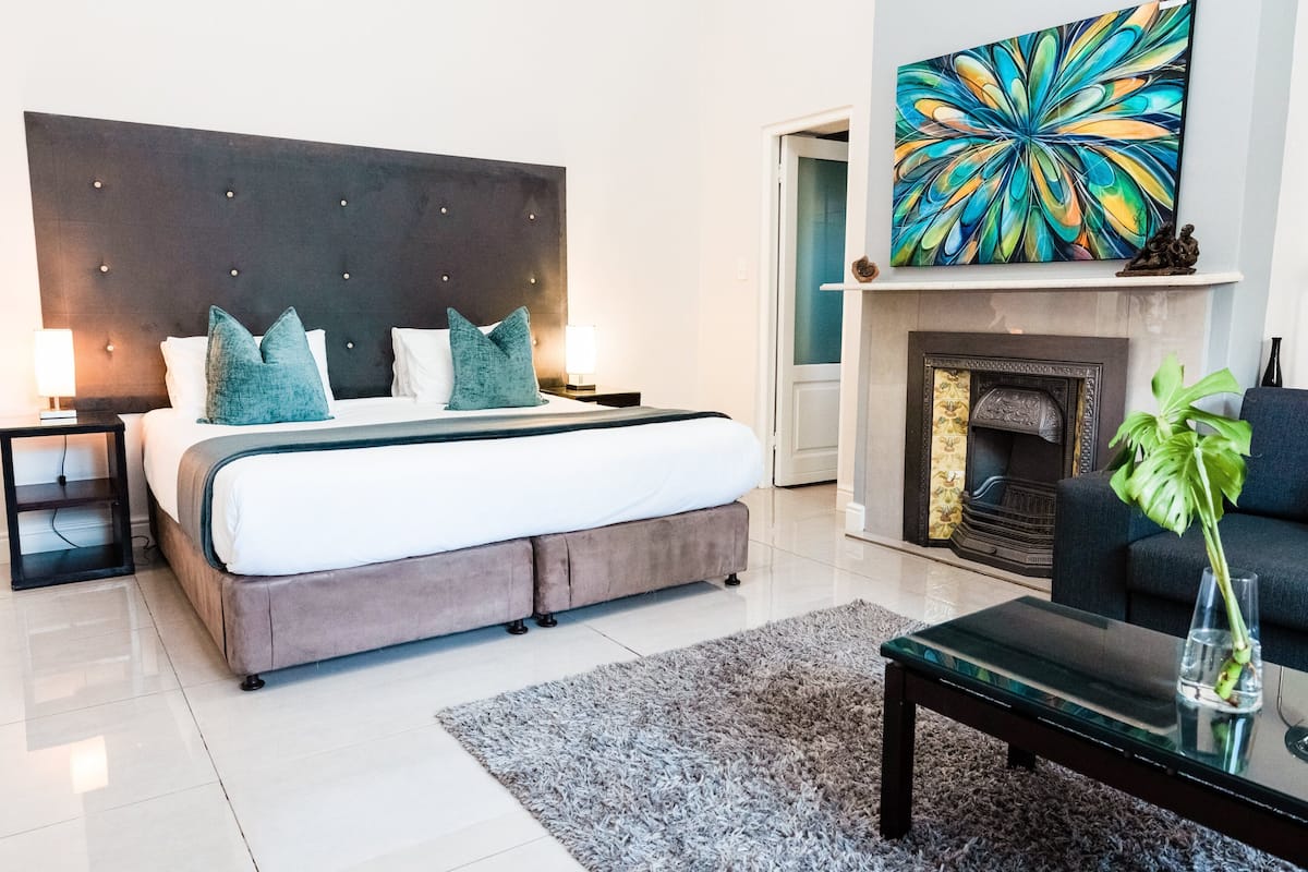 Selimut bulu angsa, tempat tidur Select Comfort, minibar, dan brankas