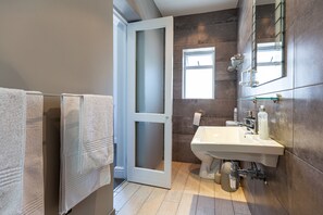 Dusche, Regendusche, kostenlose Toilettenartikel, Haartrockner