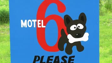 Skilt for et afsat område til kæledyr ved Motel 6, der beder om renlighed.