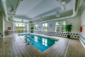 Indoor pool - Motel 6 Huntsville, ON (Huntsville)