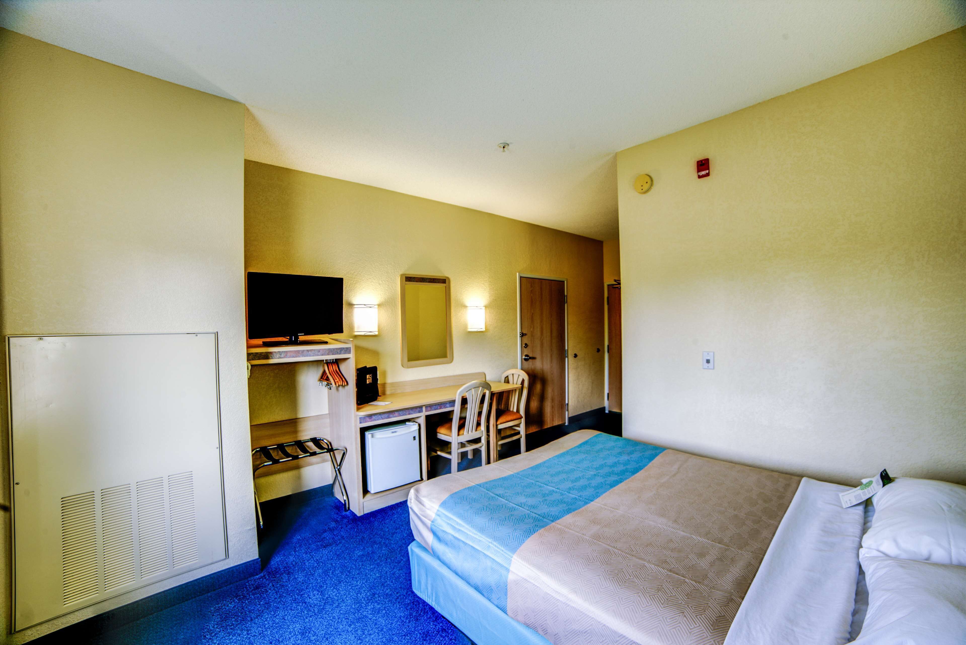 Photo - Motel 6 Huntsville, ON