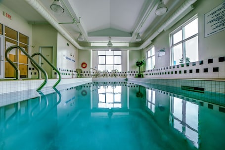 Indoor pool. Motel 6 Huntsville, ON