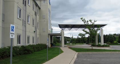 Motel 6 Huntsville, ON