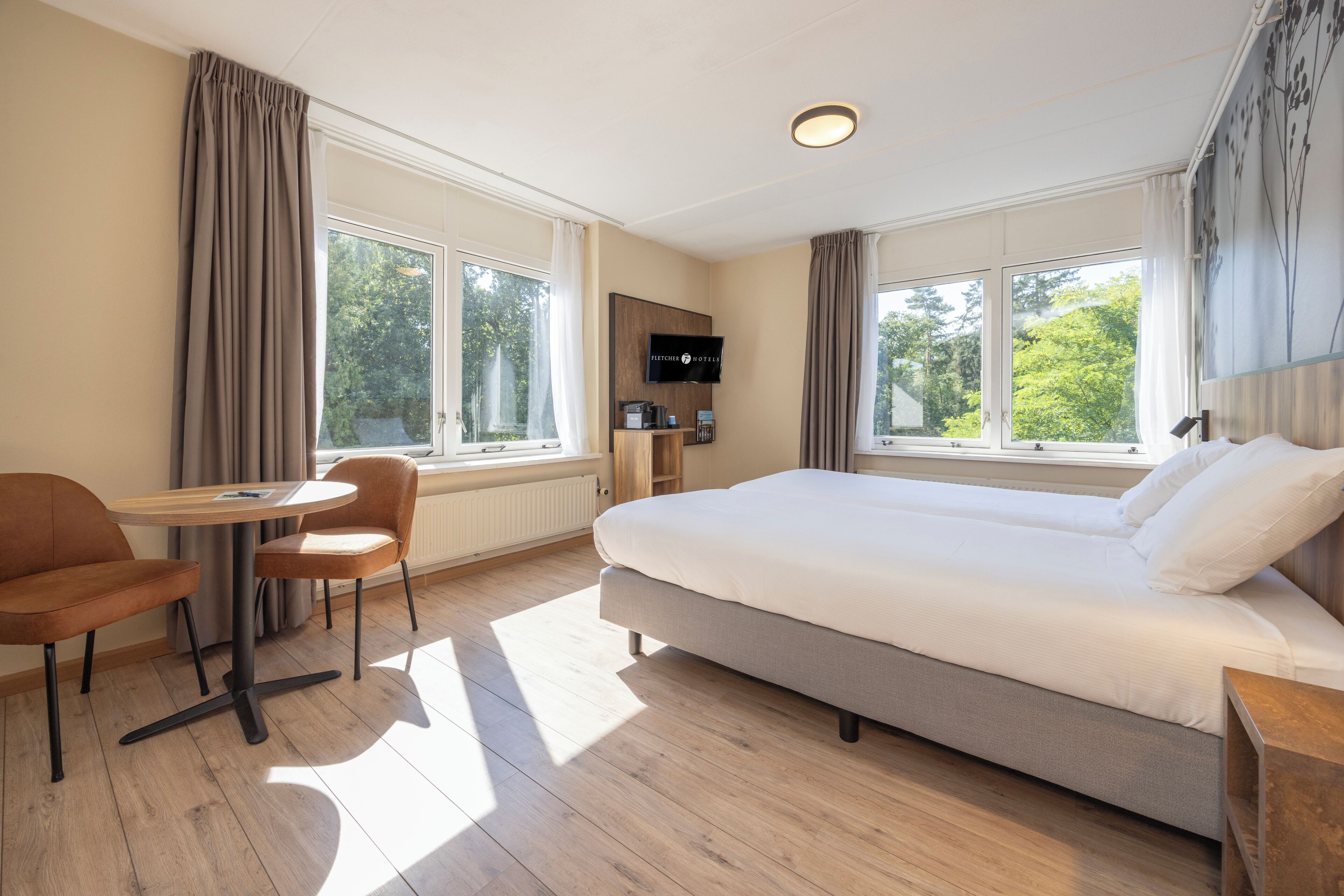 ジュニア スイート バルコニー (with Shower) | 低刺激性寝具、セーフティボックス (室内)、デスク、ベビーベッド