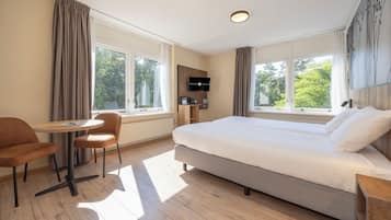 Junior Suite, Balcony (with Shower) | Hypo-allergenic bedding, in-room safe, desk, cribs/infant beds